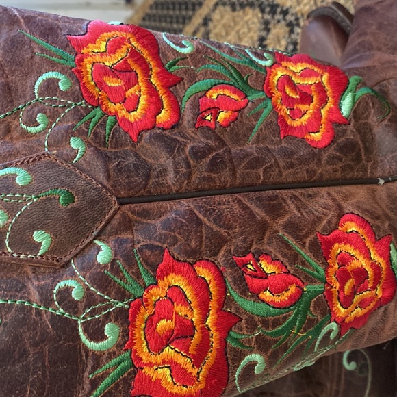 Excellence in motion wearing a fabulous Johnny Ringo boots🌺🌸🌺 - Picture 9 of 15